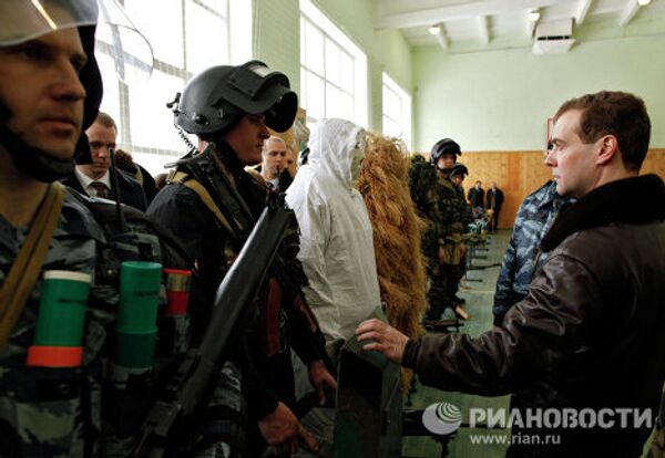 El presidente de Rusia inspecciona la base de la policía antidisturbios Zubr  - Sputnik Mundo