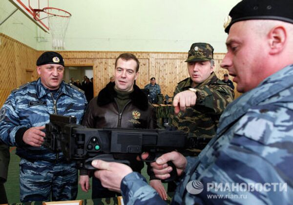 El presidente de Rusia inspecciona la base de la policía antidisturbios Zubr  - Sputnik Mundo