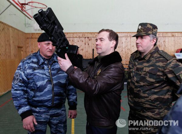 El presidente de Rusia inspecciona la base de la policía antidisturbios Zubr  - Sputnik Mundo