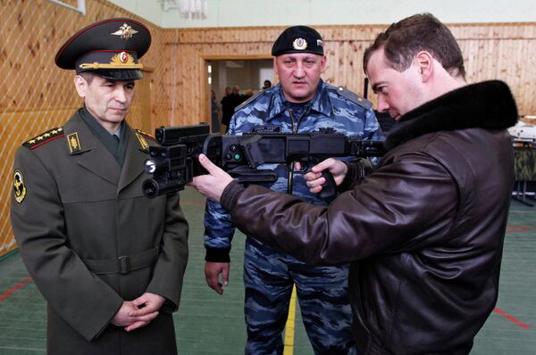 El presidente de Rusia inspecciona la base de la policía antidisturbios Zubr  - Sputnik Mundo