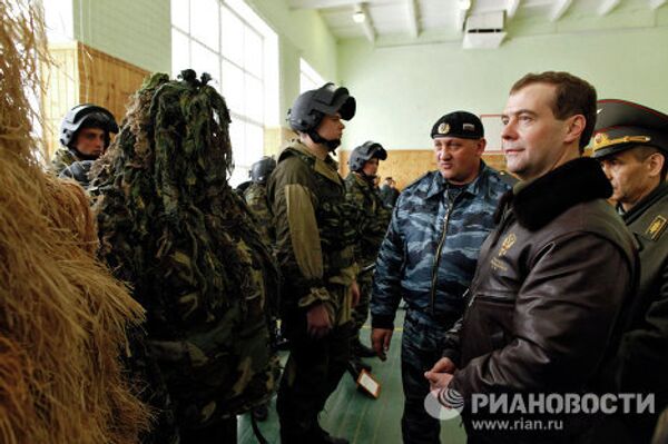 El presidente de Rusia inspecciona la base de la policía antidisturbios Zubr  - Sputnik Mundo