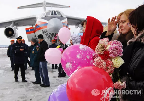 Socorristas rusos recibidos con flores a su regreso desde Japón Socorristas rusos recibidos con flores a su regreso desde Japón - Sputnik Mundo