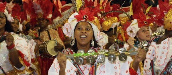 El Carnaval de Río de Janeiro prohíbe los selfis en los desfiles del Sambódromo - Sputnik Mundo