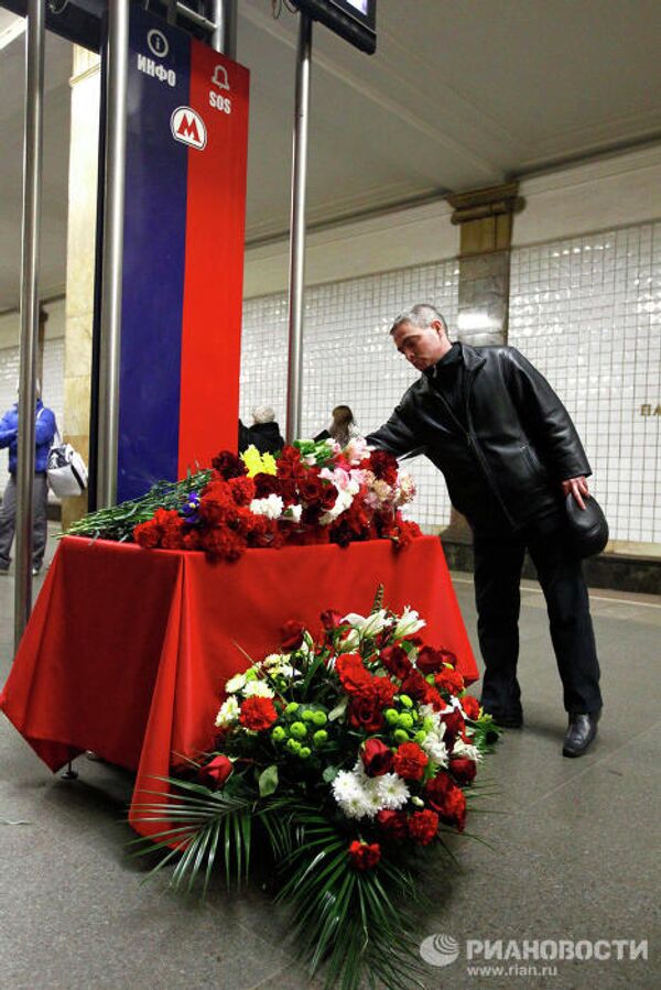 Moscovitas rinden homenaje a víctimas de atentados en metro capitalino - Sputnik Mundo