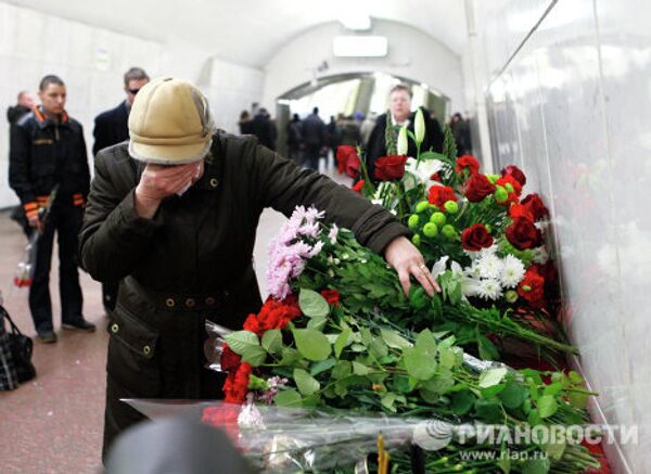 Moscovitas rinden homenaje a víctimas de atentados en metro capitalino - Sputnik Mundo