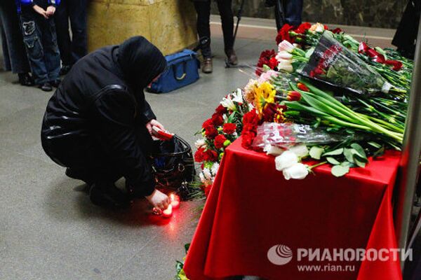 Moscovitas rinden homenaje a víctimas de atentados en metro capitalino - Sputnik Mundo