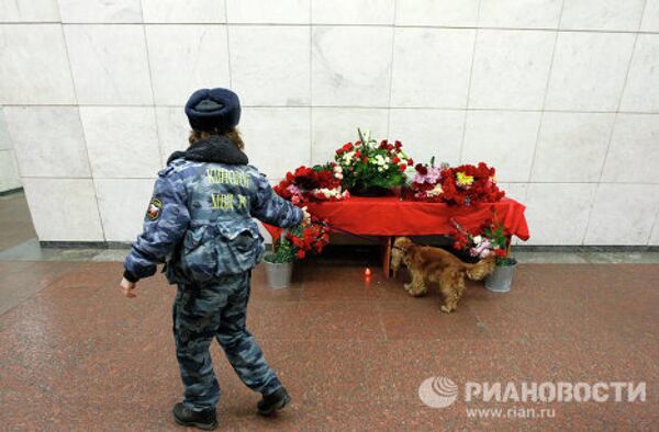 Moscovitas rinden homenaje a víctimas de atentados en metro capitalino - Sputnik Mundo