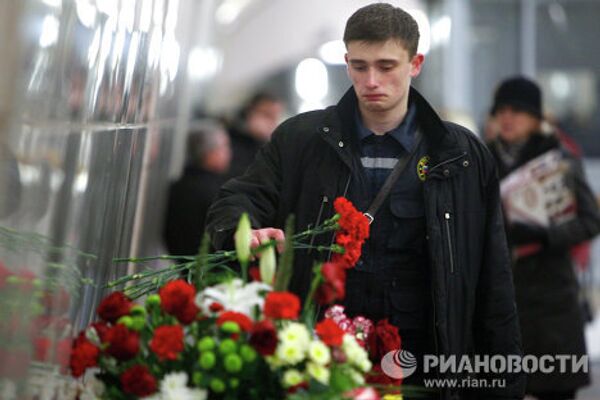 Moscovitas rinden homenaje a víctimas de atentados en metro capitalino - Sputnik Mundo