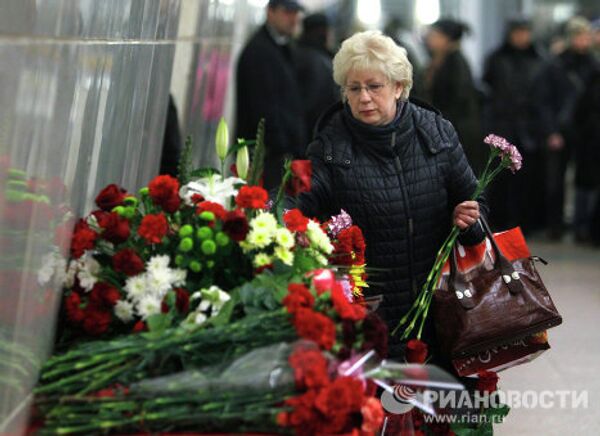 Moscovitas rinden homenaje a víctimas de atentados en metro capitalino - Sputnik Mundo