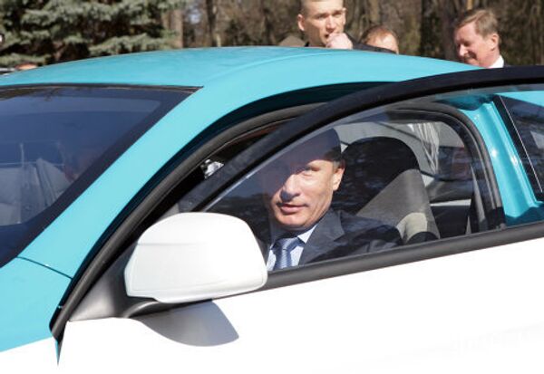 Vladímir Putin tras el volante de Ë-Mobile y de otros coches - Sputnik Mundo