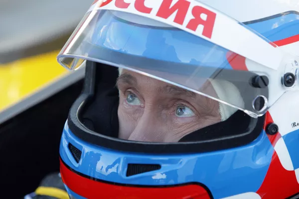 Vladímir Putin tras el volante de Ë-Mobile y de otros coches - Sputnik Mundo