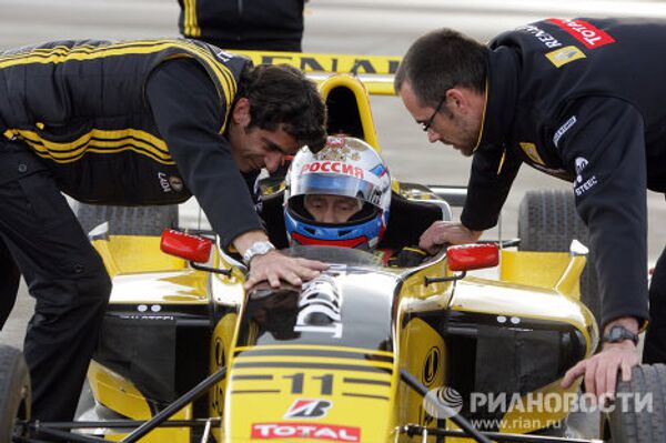 Vladímir Putin tras el volante de Ë-Mobile y de otros coches - Sputnik Mundo