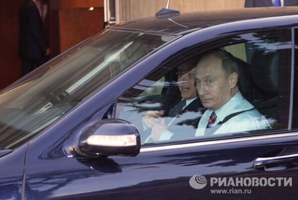 Vladímir Putin tras el volante de Ë-Mobile y de otros coches - Sputnik Mundo