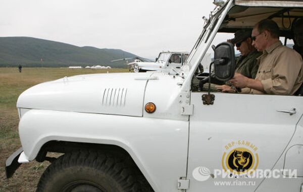 Vladímir Putin tras el volante de Ë-Mobile y de otros coches - Sputnik Mundo