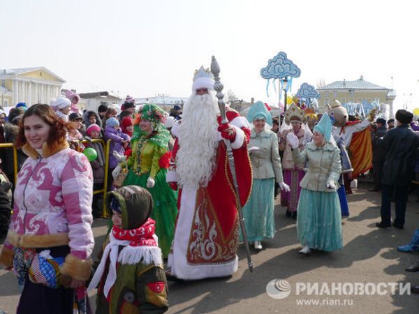 Procesión de personajes mágicos en la ciudad rusa de Kostromá - Sputnik Mundo