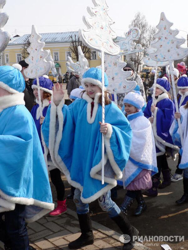 Procesión de personajes mágicos en la ciudad rusa de Kostromá - Sputnik Mundo