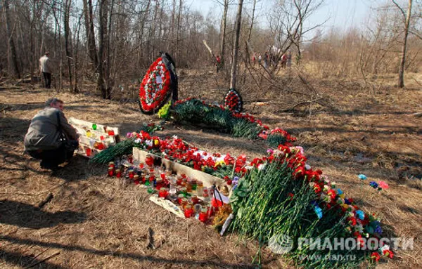 Un año después del accidente del avión polaco Tu-154 cerca de Smolensk Un año después del accidente del avión polaco Tu-154 cerca de Smolensk - Sputnik Mundo