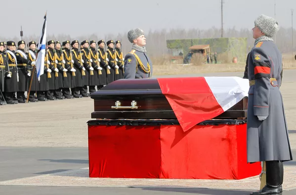 Un año después del accidente del avión polaco Tu-154 cerca de Smolensk Un año después del accidente del avión polaco Tu-154 cerca de Smolensk - Sputnik Mundo