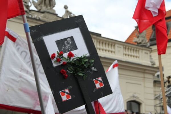 Manifestaciones en Varsovia con motivo del primer aniversario de la muerte de Lech Kaczynski - Sputnik Mundo