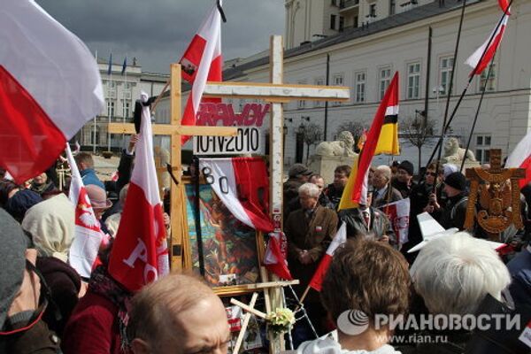 Manifestaciones en Varsovia con motivo del primer aniversario de la muerte de Lech Kaczynski - Sputnik Mundo