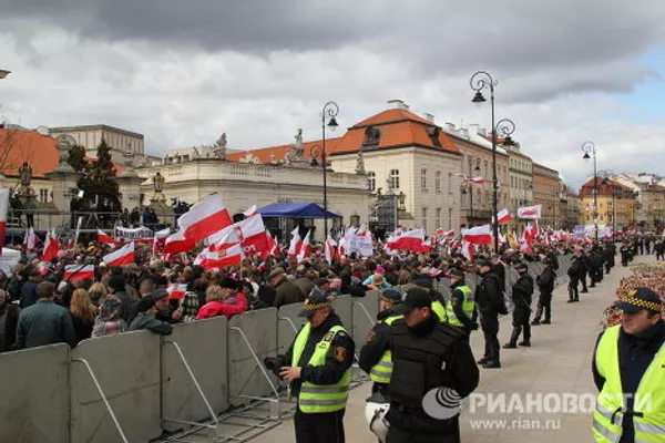 Manifestaciones en Varsovia con motivo del primer aniversario de la muerte de Lech Kaczynski Manifestaciones en Varsovia con motivo del primer aniversario de la muerte de Lech Kaczynski - Sputnik Mundo