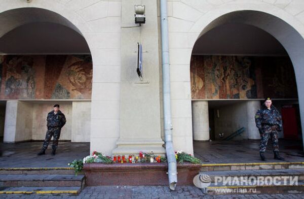 Ciudadanos rinden tributo a las víctimas del atentado en Minsk - Sputnik Mundo