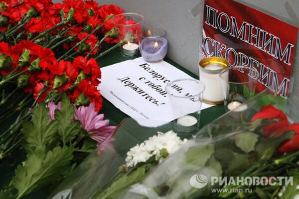 Ciudadanos rinden tributo a las víctimas del atentado en Minsk - Sputnik Mundo