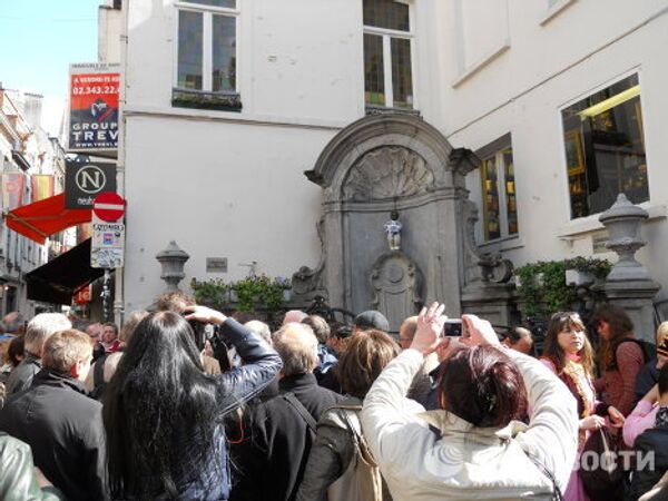 El Niño que orina en Bruselas vestido en una escafandra espacial - Sputnik Mundo