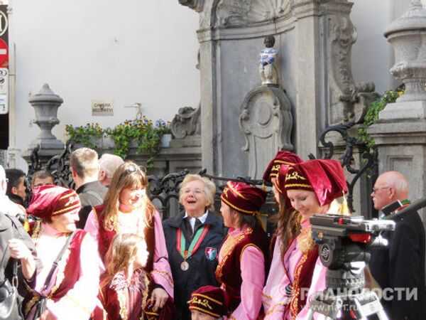 El Niño que orina en Bruselas vestido en una escafandra espacial - Sputnik Mundo