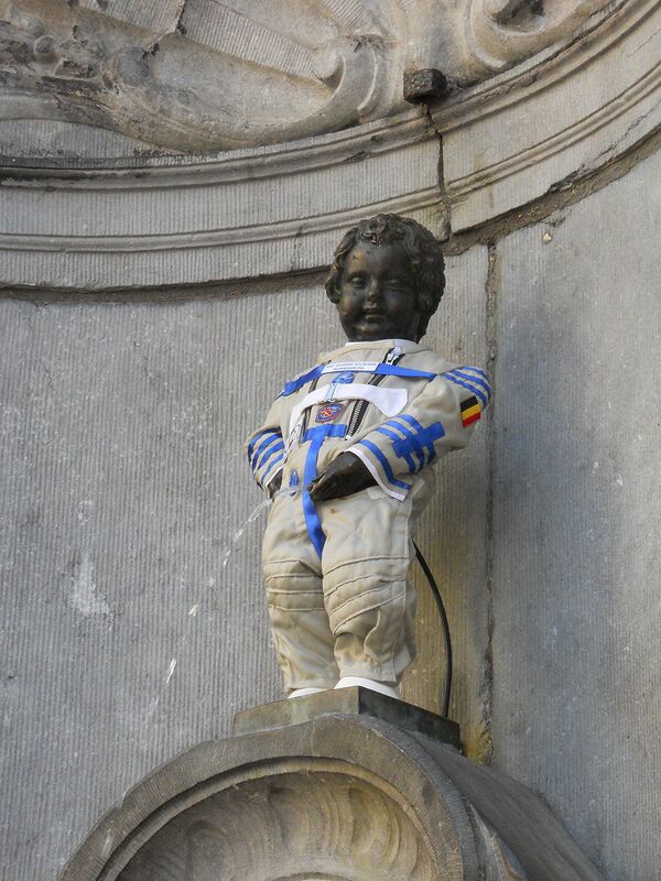 El Niño que orina en Bruselas vestido en una escafandra espacial - Sputnik Mundo