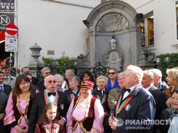 El Niño que orina en Bruselas vestido en una escafandra espacial - Sputnik Mundo