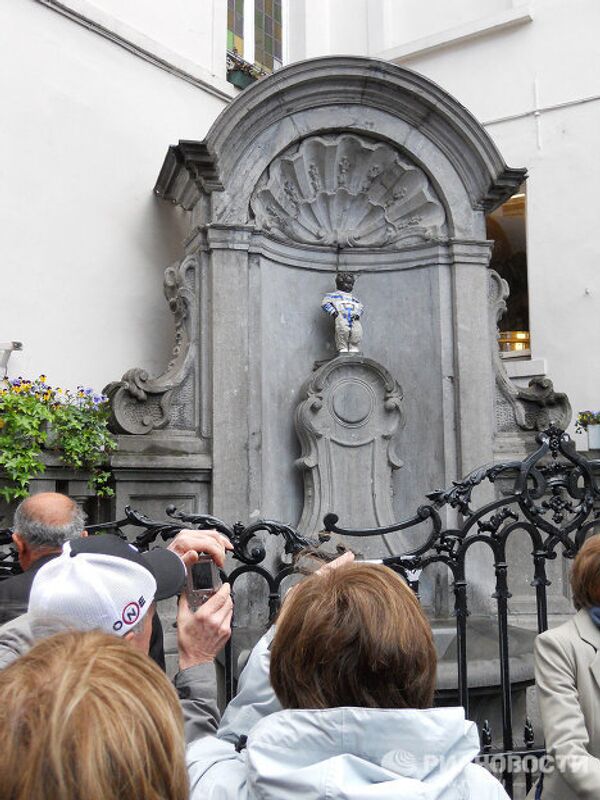 El Niño que orina en Bruselas vestido en una escafandra espacial - Sputnik Mundo