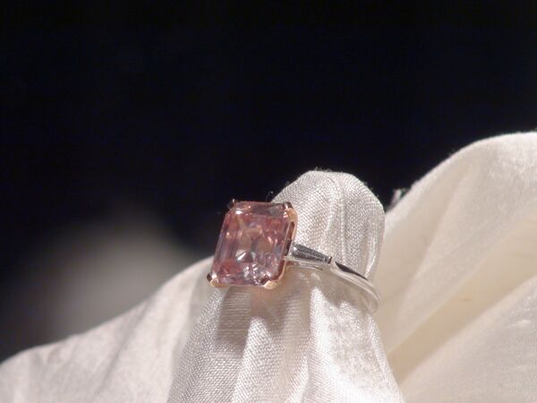 Christie's subasta único diamante rosa en Nueva York - Sputnik Mundo