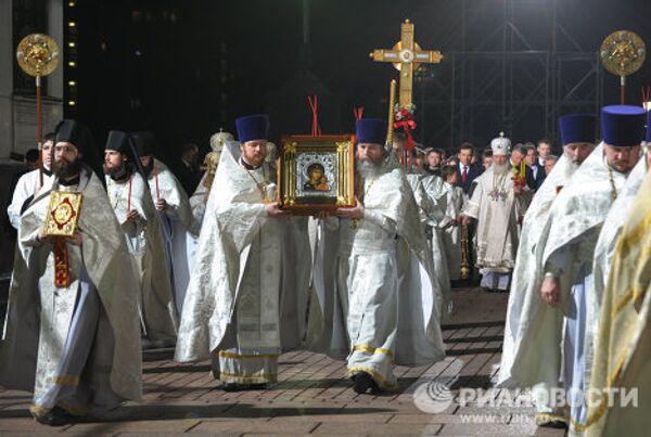 La catedral moscovita de Cristo Salvador celebra la misa de Pascua - Sputnik Mundo