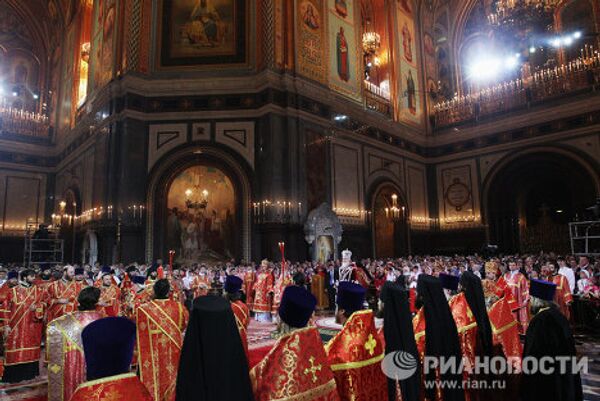 La catedral moscovita de Cristo Salvador celebra la misa de Pascua - Sputnik Mundo