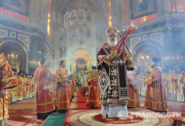 La catedral moscovita de Cristo Salvador celebra la misa de Pascua - Sputnik Mundo