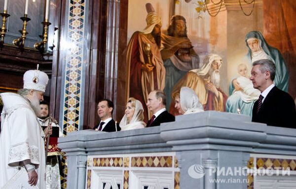 La catedral moscovita de Cristo Salvador celebra la misa de Pascua - Sputnik Mundo