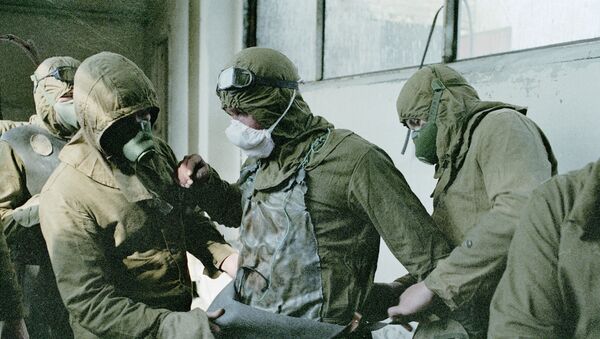 Люди одевают защитные костюмы - Sputnik Mundo