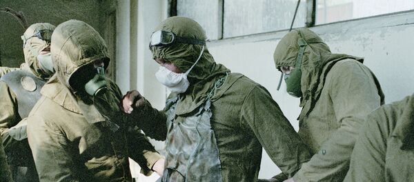 Люди одевают защитные костюмы - Sputnik Mundo