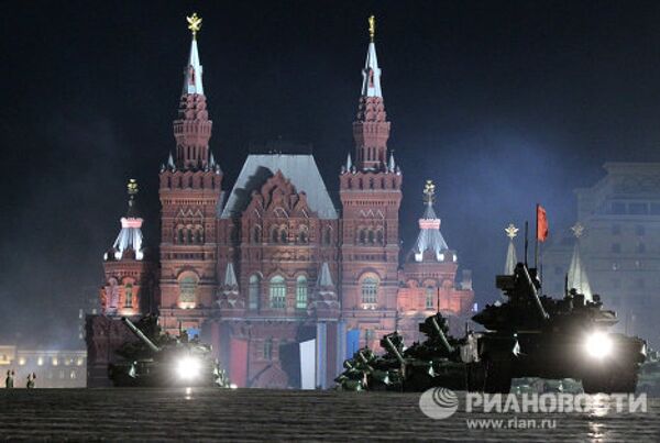 Ensayo nocturno del desfile del Día de la Victoria en la Plaza Roja  - Sputnik Mundo