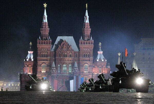 Ensayo nocturno del desfile del Día de la Victoria en la Plaza Roja  - Sputnik Mundo