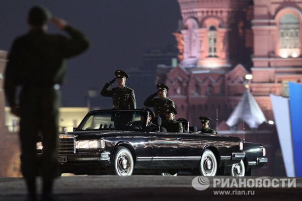 Ensayo nocturno del desfile del Día de la Victoria en la Plaza Roja  - Sputnik Mundo