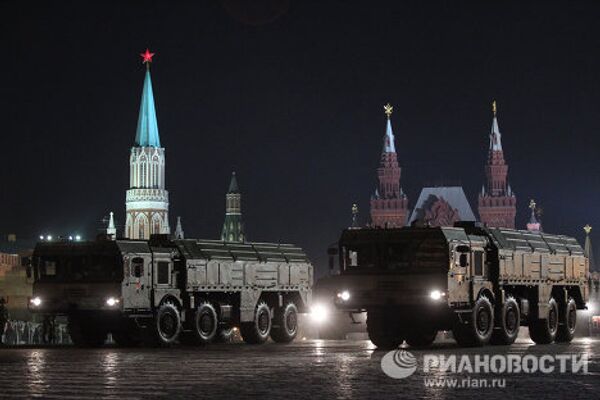 Ensayo nocturno del desfile del Día de la Victoria en la Plaza Roja  - Sputnik Mundo