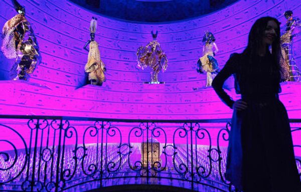 Alta moda y arte. Historia de la Casa Dior en una exposición inaugurada en Moscú Alta moda y arte. Historia de la Casa Dior en una exposición inaugurada en Moscú - Sputnik Mundo