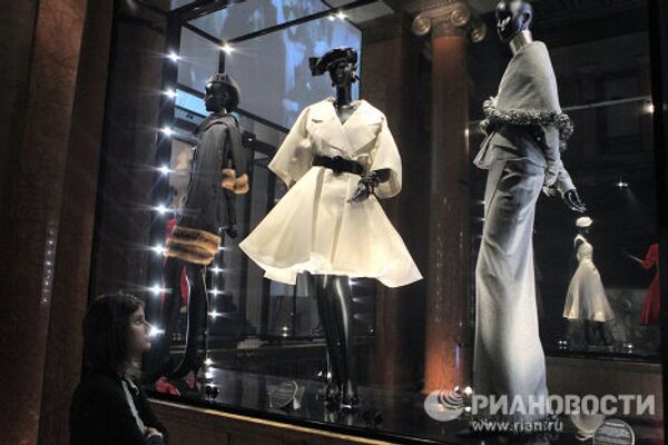 Alta moda y arte. Historia de la Casa Dior en una exposición inaugurada en Moscú Alta moda y arte. Historia de la Casa Dior en una exposición inaugurada en Moscú - Sputnik Mundo
