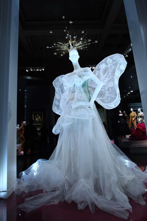 Alta moda y arte. Historia de la Casa Dior en una exposición inaugurada en Moscú Alta moda y arte. Historia de la Casa Dior en una exposición inaugurada en Moscú - Sputnik Mundo