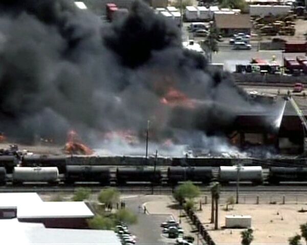 Cien bomberos tardan siete horas en extinguir incendio en Arizona - Sputnik Mundo