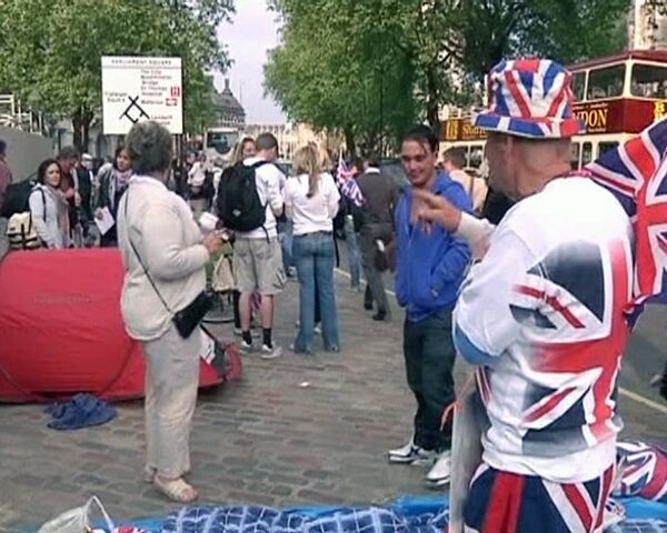 Turistas acampan en las calles de Londres para ver la boda real  - Sputnik Mundo