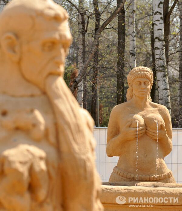 Exhiben en Moscú las réplicas de arena de las fuentes más famosas del mundo  - Sputnik Mundo