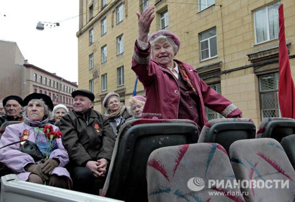 Autos de la Segunda Guerra Mundial recorren San Petersburgo - Sputnik Mundo